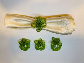 Beautiful hand made set of 4 glass beaded napkin rings with floral detail