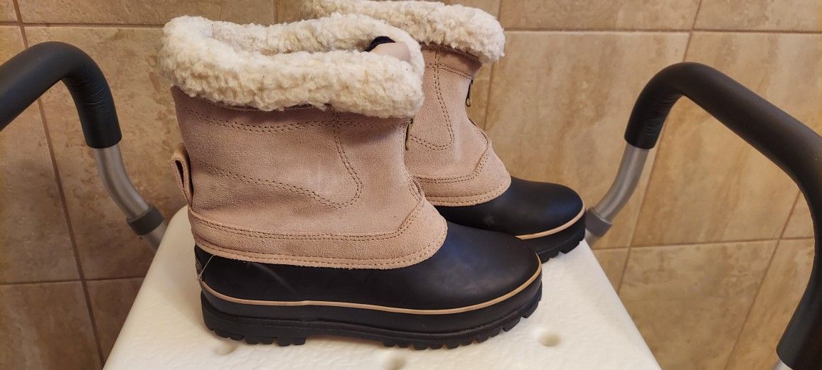 Zippered Boot Size 7 - Like New - Leather Upper, Rubber Bottom