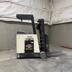 Crown Electric Forkift
