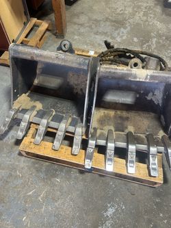Two 24” JD buckets and thumb