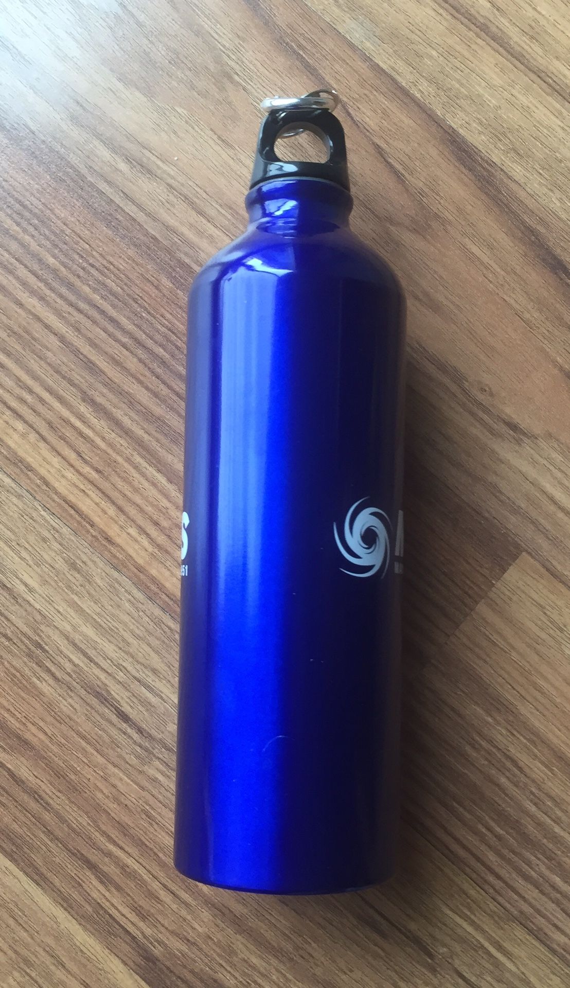 Aluminum water bottle with keychain holder
