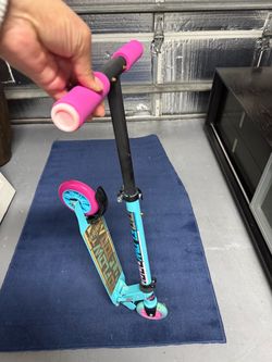 Madd Gear Flow 100 Folding Kick Scooter – Teal & Pink
