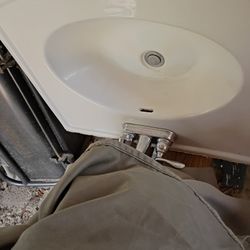 Pedestal SinkWith Controls