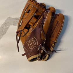 Wilson A2000 Softball/Baseball Glove