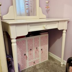 Beautiful white vanity table (like-new condition)