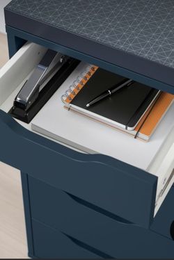 Selling the Table And Legs With Tue Alexa Drawers 