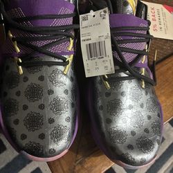 Basketball shoe’s