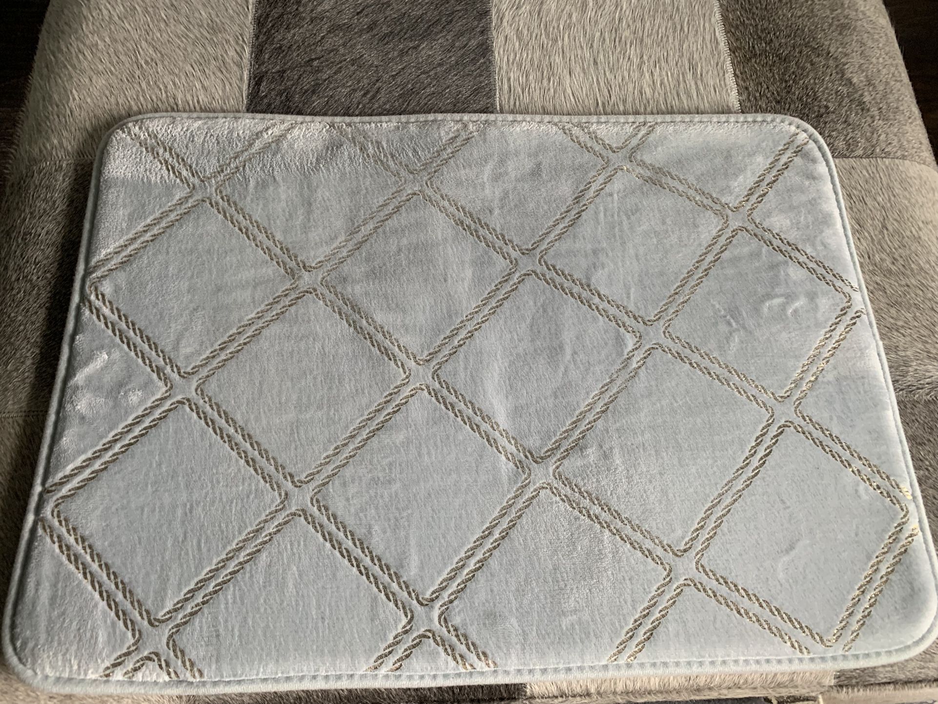 Memory Foam Bath Mat/rug 16 By 23 Inch Wide, Light Gravy W/ Gold Rope Design, Bound Edges, Non Skip