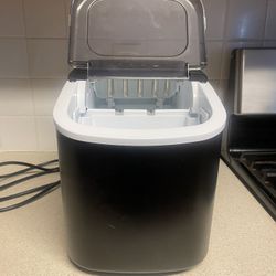AG Lucky Portable Countertop Ice Maker
