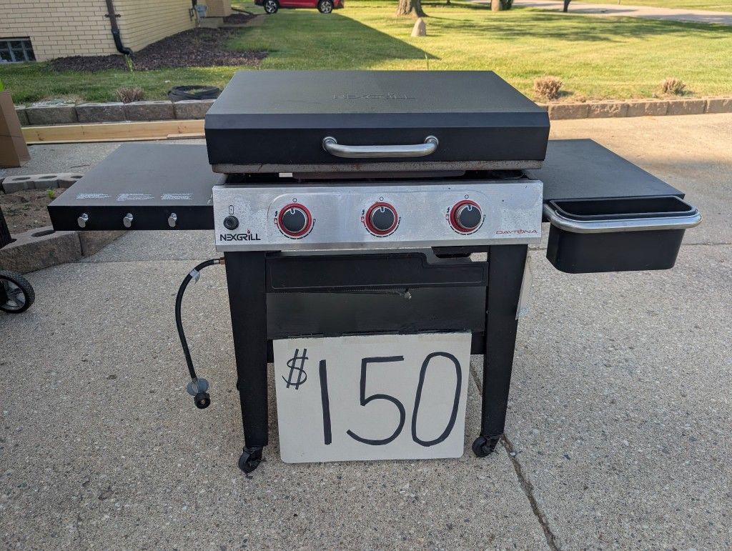 Daytona™ 3-Burner Propane Gas Grill with Griddle Top