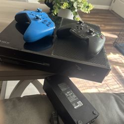 Xbox One W/ 2 Controllers 
