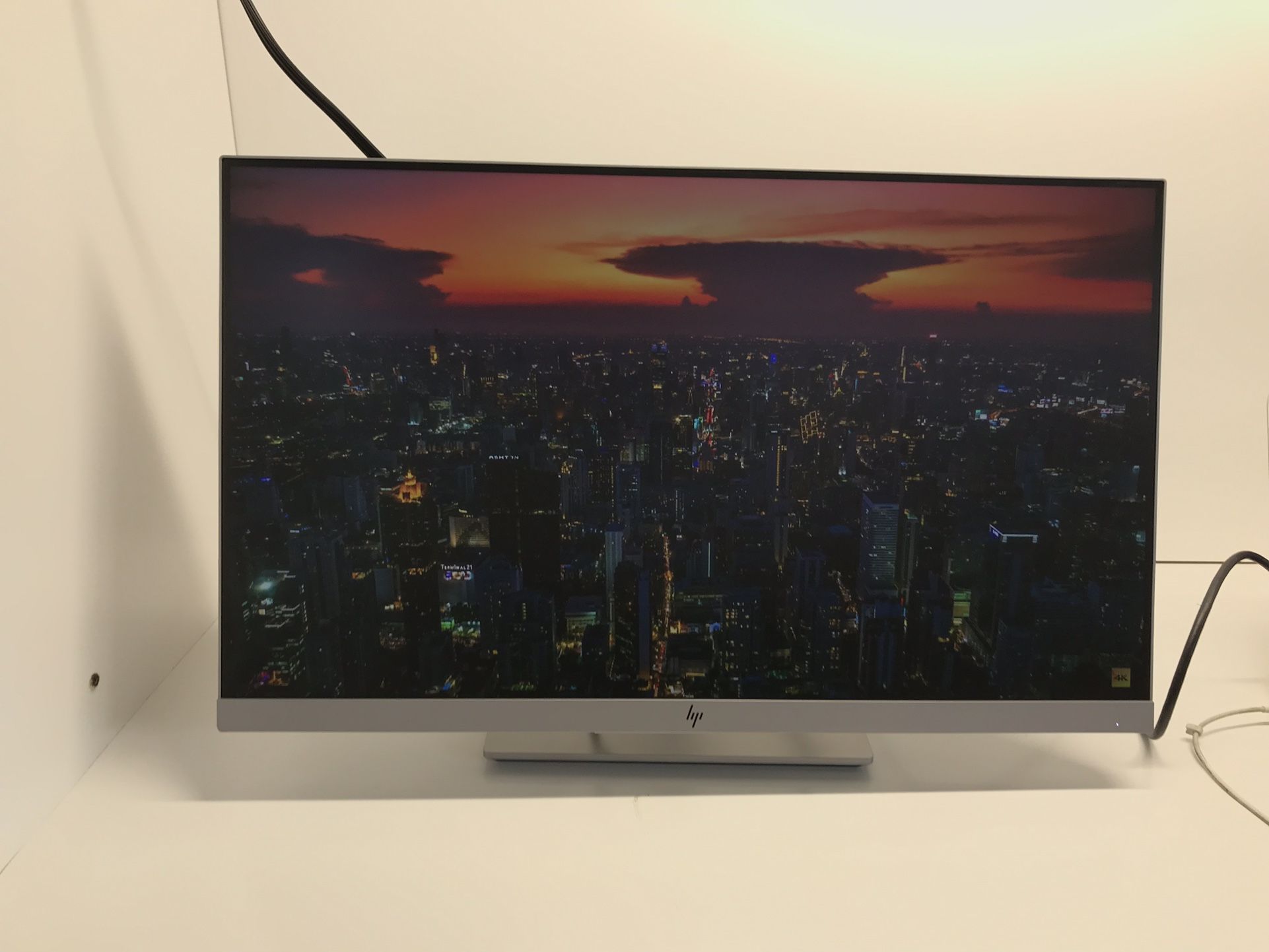 **HP EliteDisplay E243 24" Widescreen Slim Bezel.** *Full HD (1920 x 1080). ** Price 65