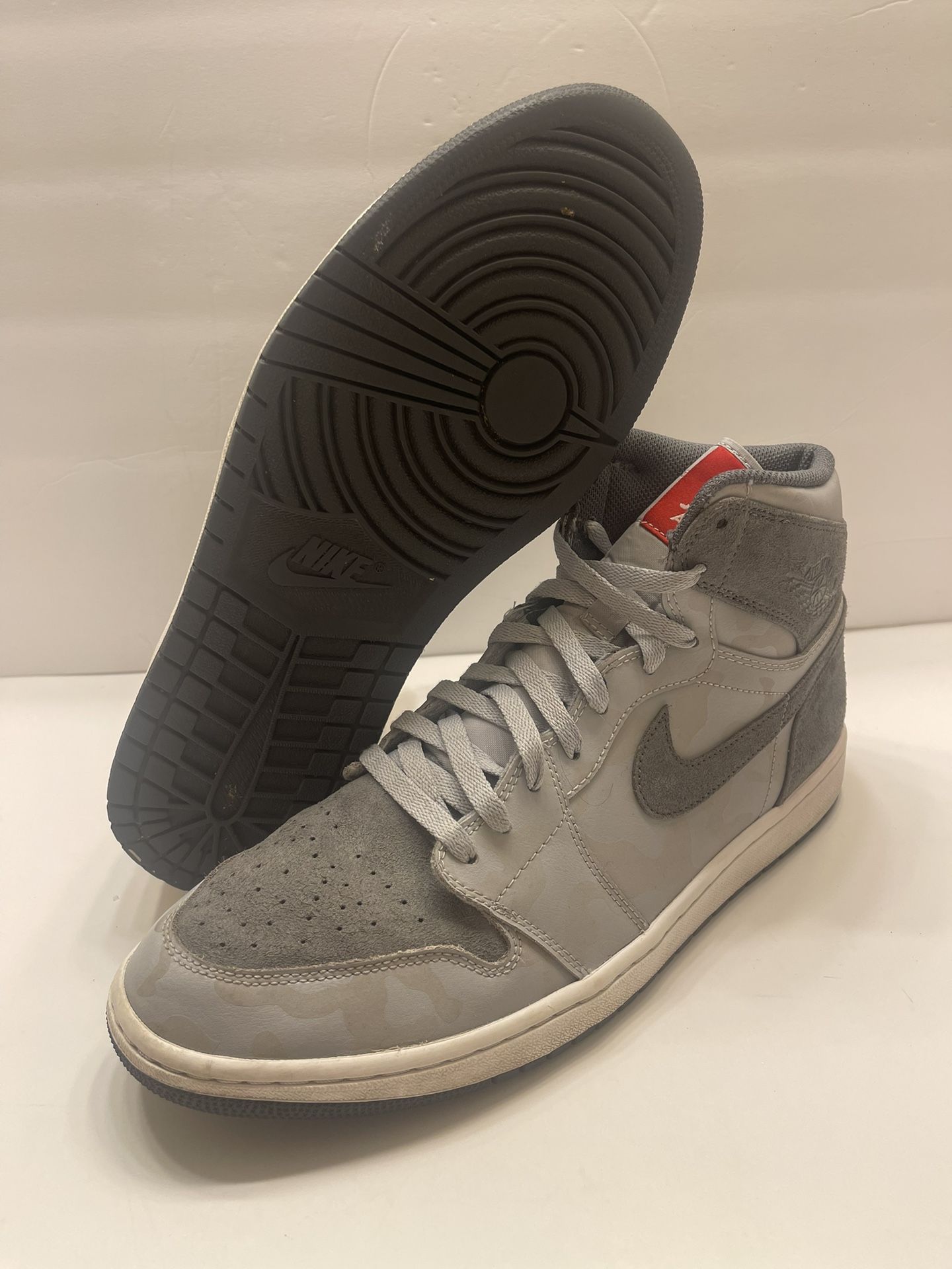 Nike Air Jordan 1 Retro High Premium Wolf Grey Camo 3M AA3993-027 Men’s Size 13. Comes with replacement box.