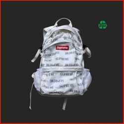 Supreme 3M Reflective Repeat Backpack in the white Colourway (FW16) 🥶  - One Size (Adjustable straps) 🤝  - 8.5/10 condition due to very light wear