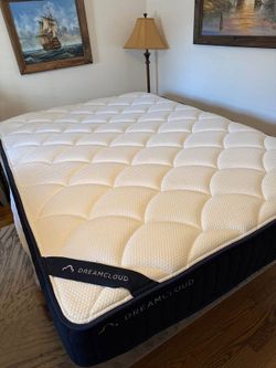 DreamCloud Premier Mattress (King Size) *LIKE NEW* / Delivery Avail