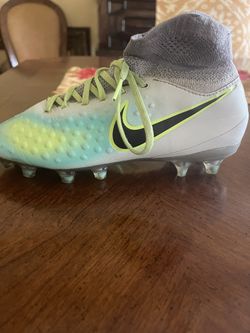 Nike preowned soccer Shoes Size Y 4.5 US