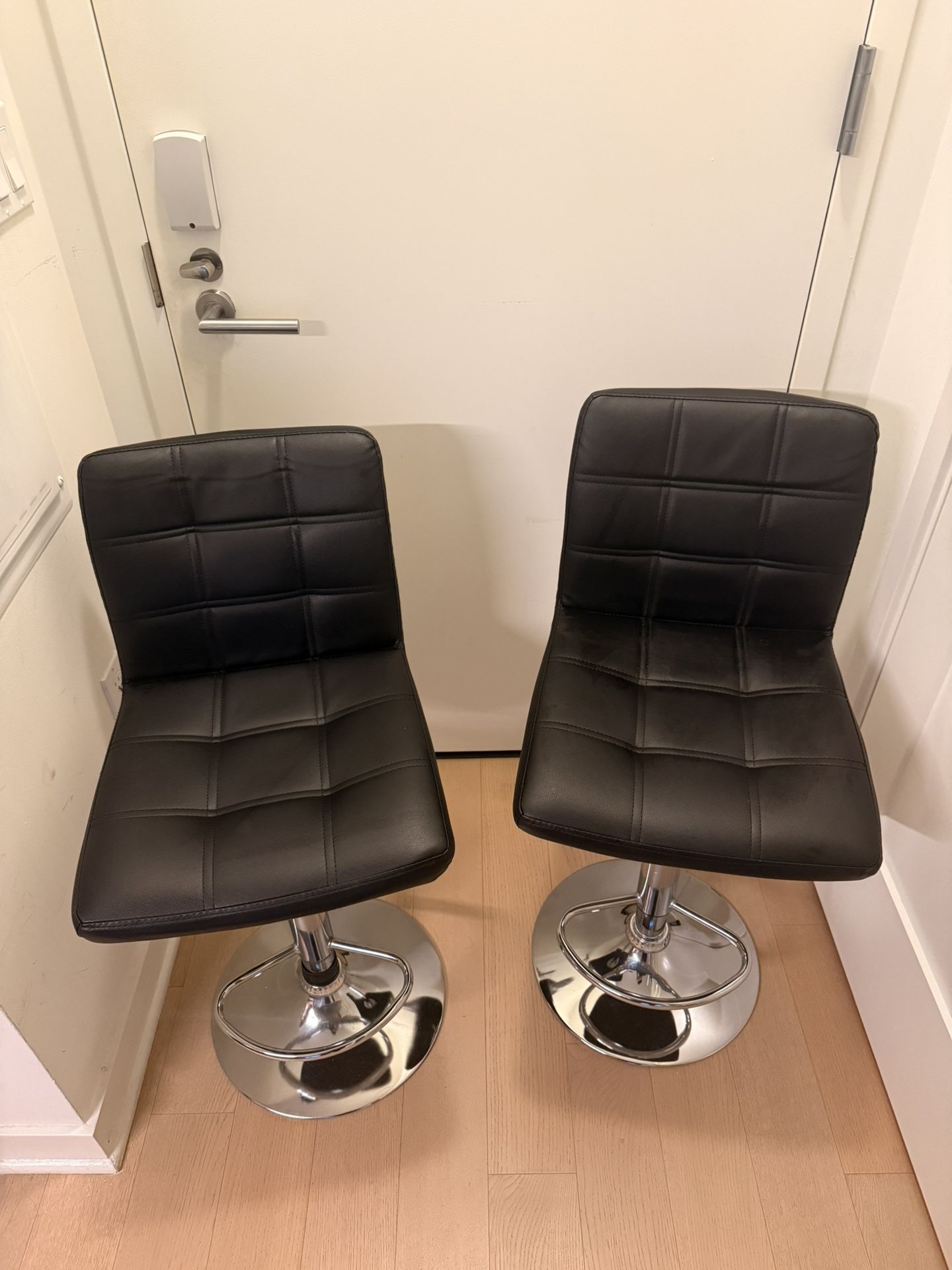 Set of 2 Black Swivel Bar Stools - Modern Style