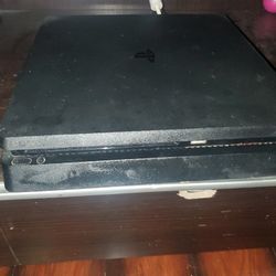 Playstation 4 Slim 1tb , 2 Controlls And 3 Games