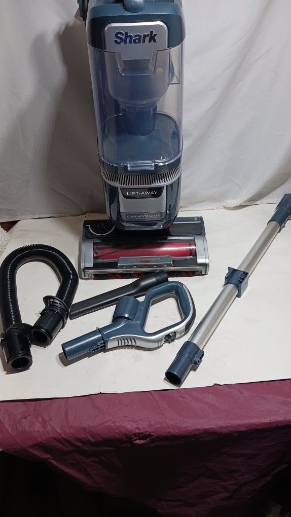 Shark Upright Vacuum Odor Neutralizer Rotator Pet Pro Lift-Away LA555