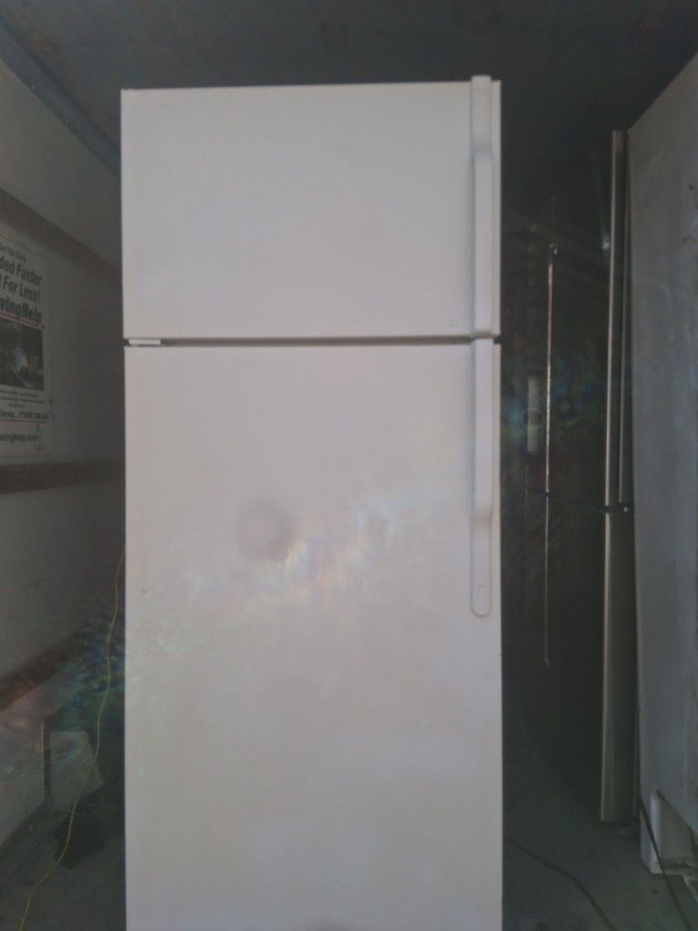 🥶$120 G.E. 2-Door Refrigerator Works Great 🥶90-Day Warranty 🥶Delivery Or Pick Up Available 🥶