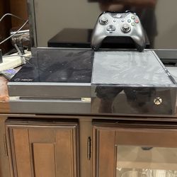Xbox One Barely Used 380$