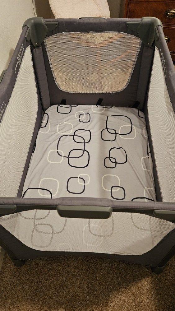 4 Moms Breeze Ho Pack And Play With Extra Memory Foam Mattress for Sale