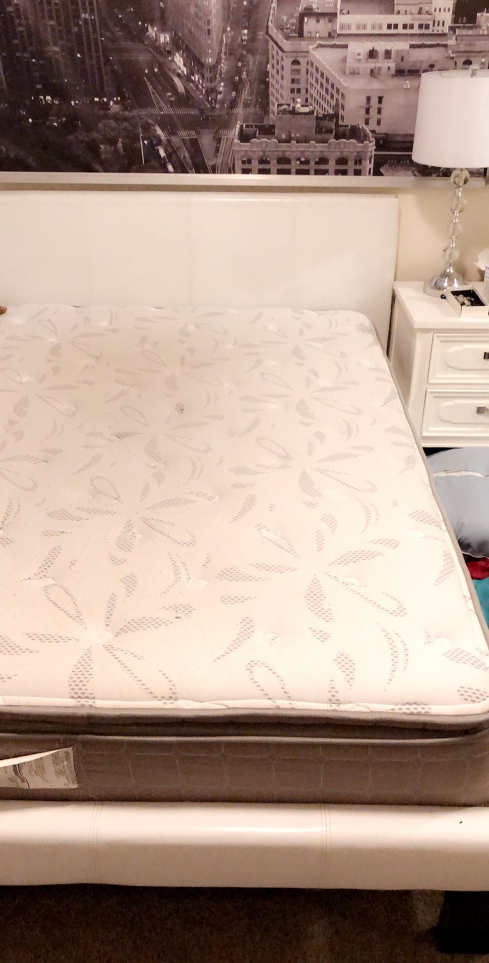 LARGE FULL SIZE PLATFORM BED WHITE HEADBOARD, BED FRAME & MEMORY FOAM