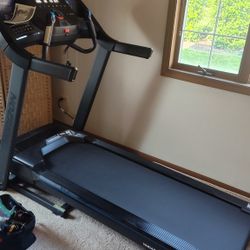 HORIZON 7.0 AT TREADMILL ( LIKE NEW & DELIVERY AVAILABLE TODAY)