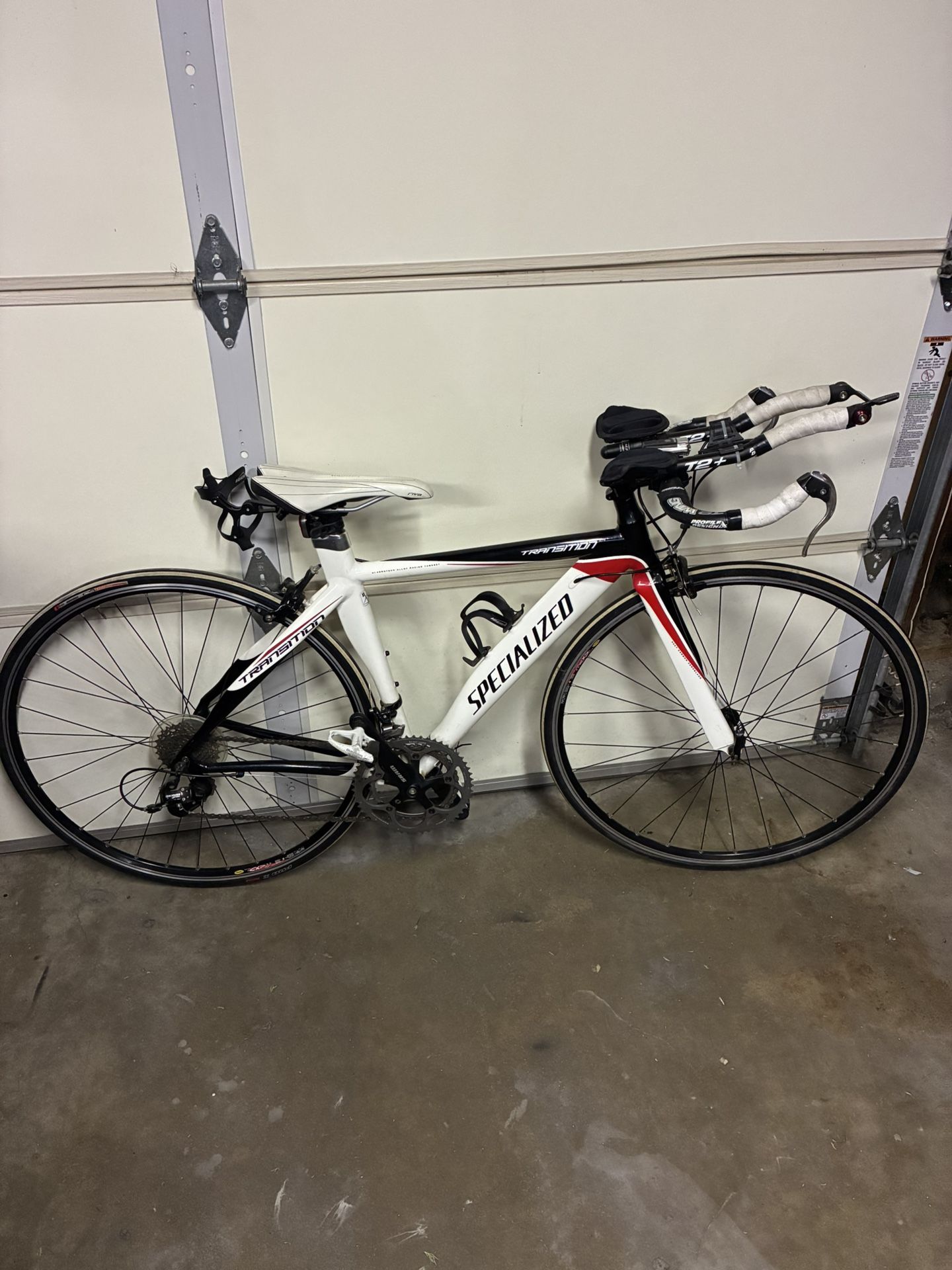 This is a Specialized Transition triathlon/time trial bicycle