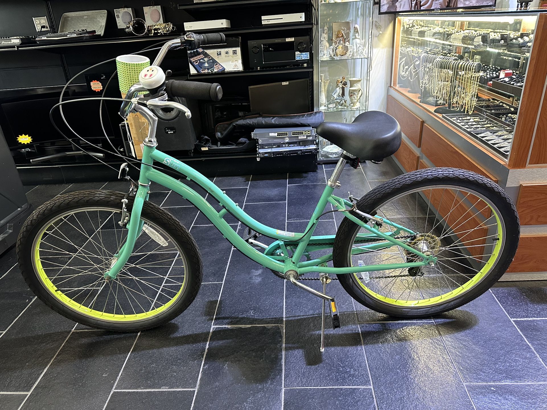 Sun Bicycles Revolutions Ladies Beach Cruiser 7 Speed
