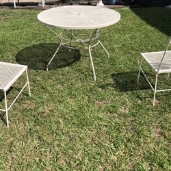 White / Cream  Metal Patio Set