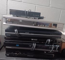 4 DVD video player (Cisco, Toshiba ,HDMI ,Medion) and 2 Blue-ray ( Sony and Magnabox)