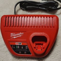 Cargador Milwaukee M12  