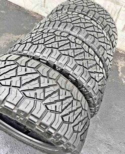 285/70/18 nitto Selling a set of 4 tires in excellent condition 🫡