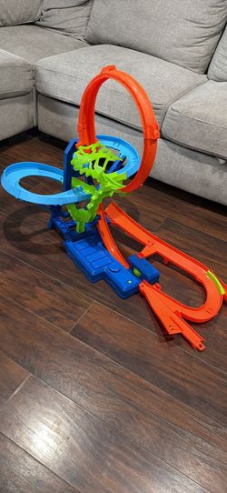 Hot wheels race track