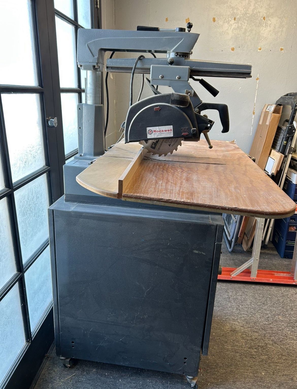 Rockwell delta 10 Inch Deluxe Radial Arm Saw On Caster Wheels Cabinet Table
