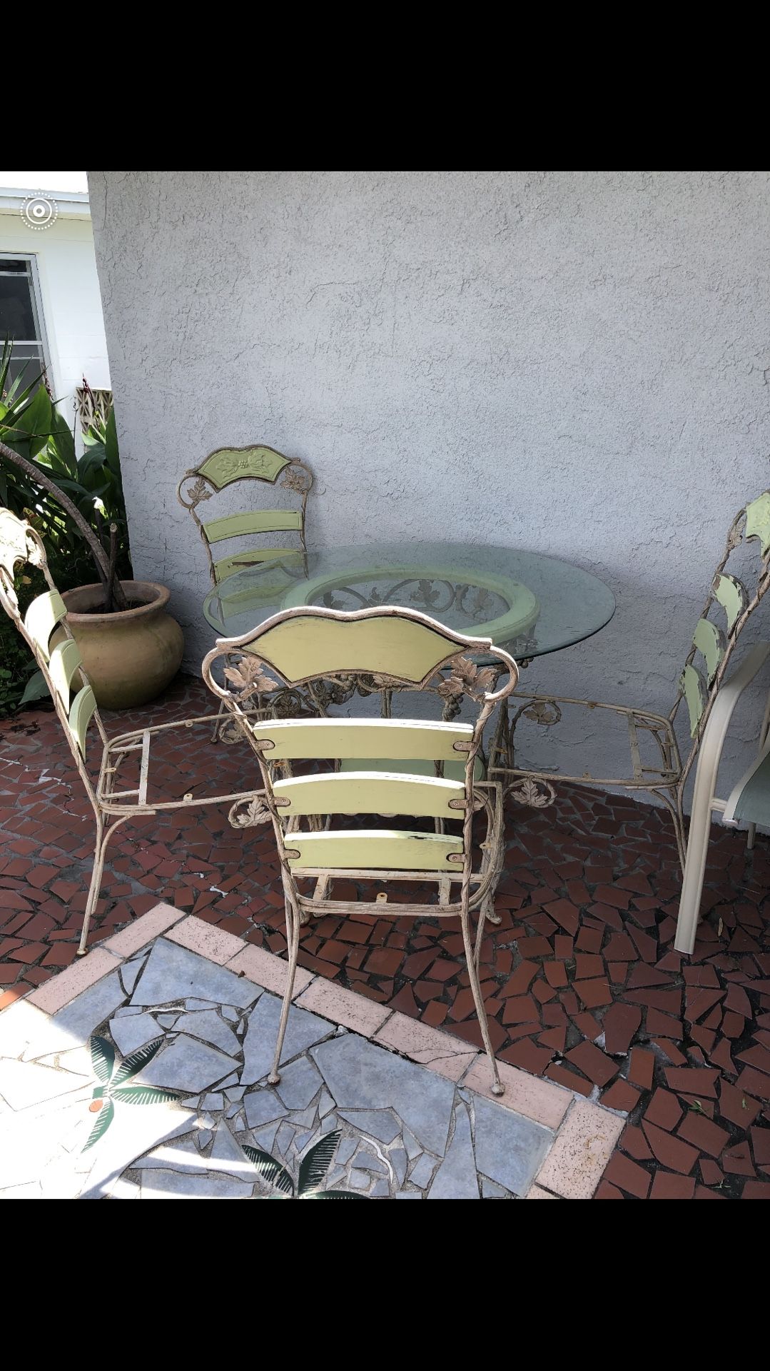 Table &  4-chairs Use In /Out)Needs new cushions