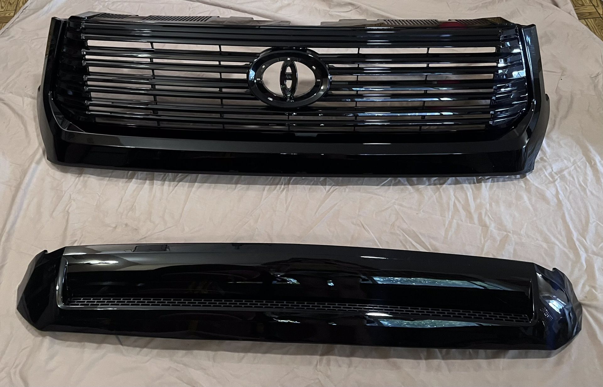 Toyota Tundra 2014-18 Front Grille And Hood Bulge Gloss Black