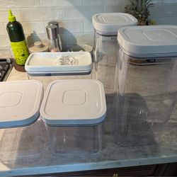 Oxo storage containers (4) and one extra.