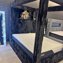 Queen Size Canopy Bed