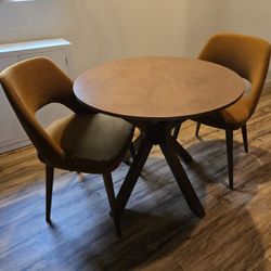 Round Dining Table, Excellent Condition. Retails $520