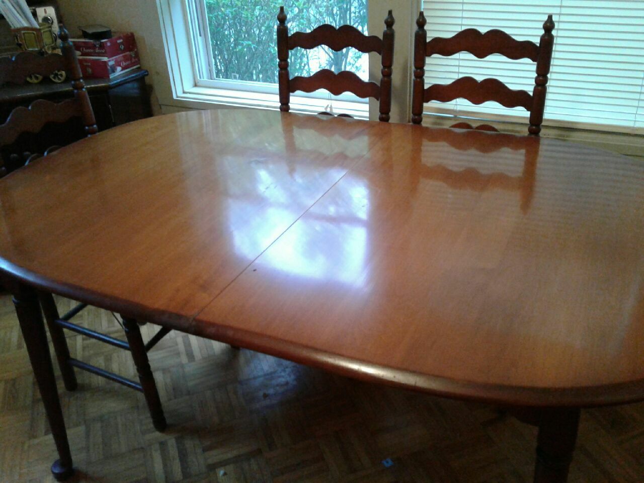 Antique maple dinning room table.2 l eafs and felt top protector.4 chairs