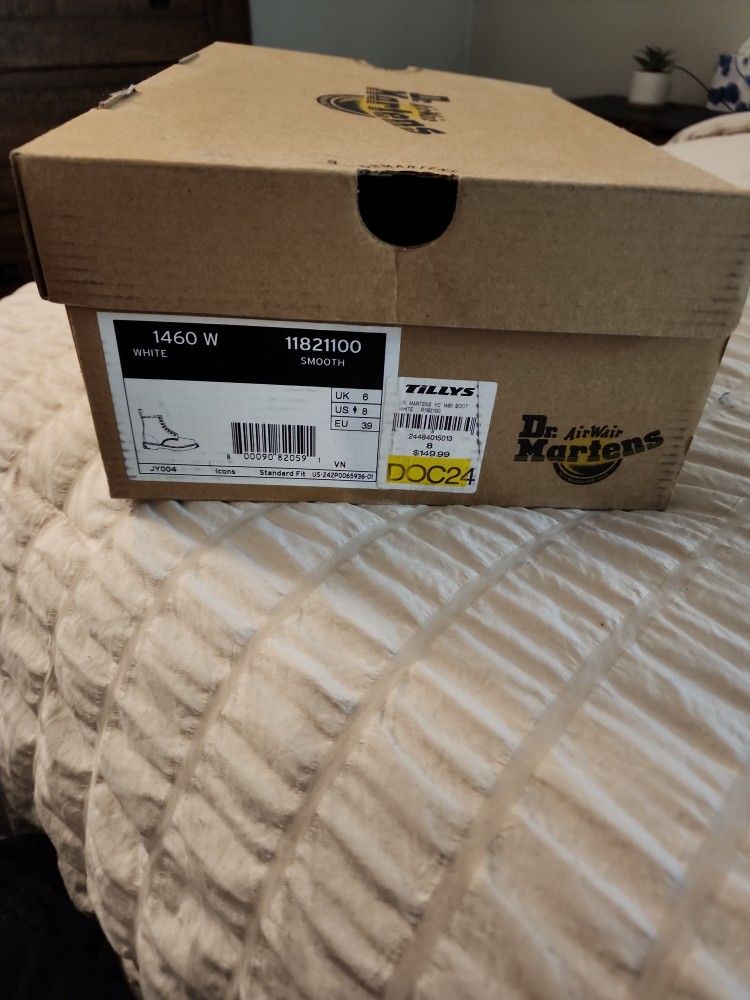 Dr. Marten Boots Size 8 (Brand NEW)