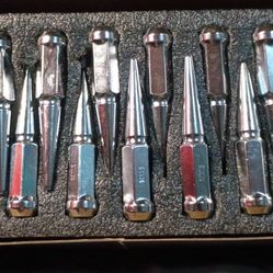 M14x1.5 Spike Lug Nuts Chrome 16 Pcs, 14mm x 1.5 Spline Spiked Lug Nuts+ 1 socket kefor see below 👇
