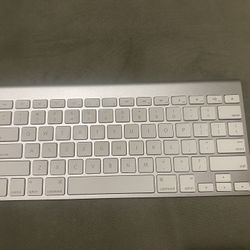 Apple Keyboard In Excellent Condition,works Perfect 