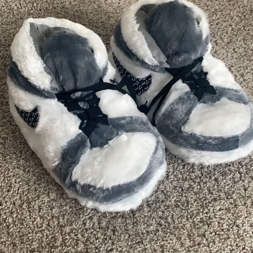 Nike Fuzzy Slippers for Sale in Bellview FL OfferUp