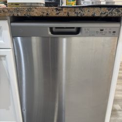 GE Dishwasher – Excellent Working Condition - model no. GDG550PSR7SS