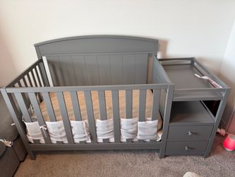 Baby Convertible Crib w Side table