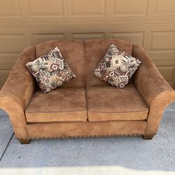 Lazyboy loveseat ..Excellent condition!