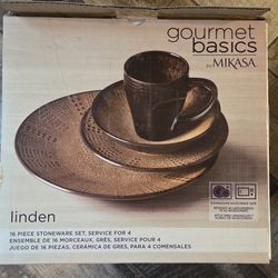 Dishes, Place Setting For 8, 32 Pieces. 